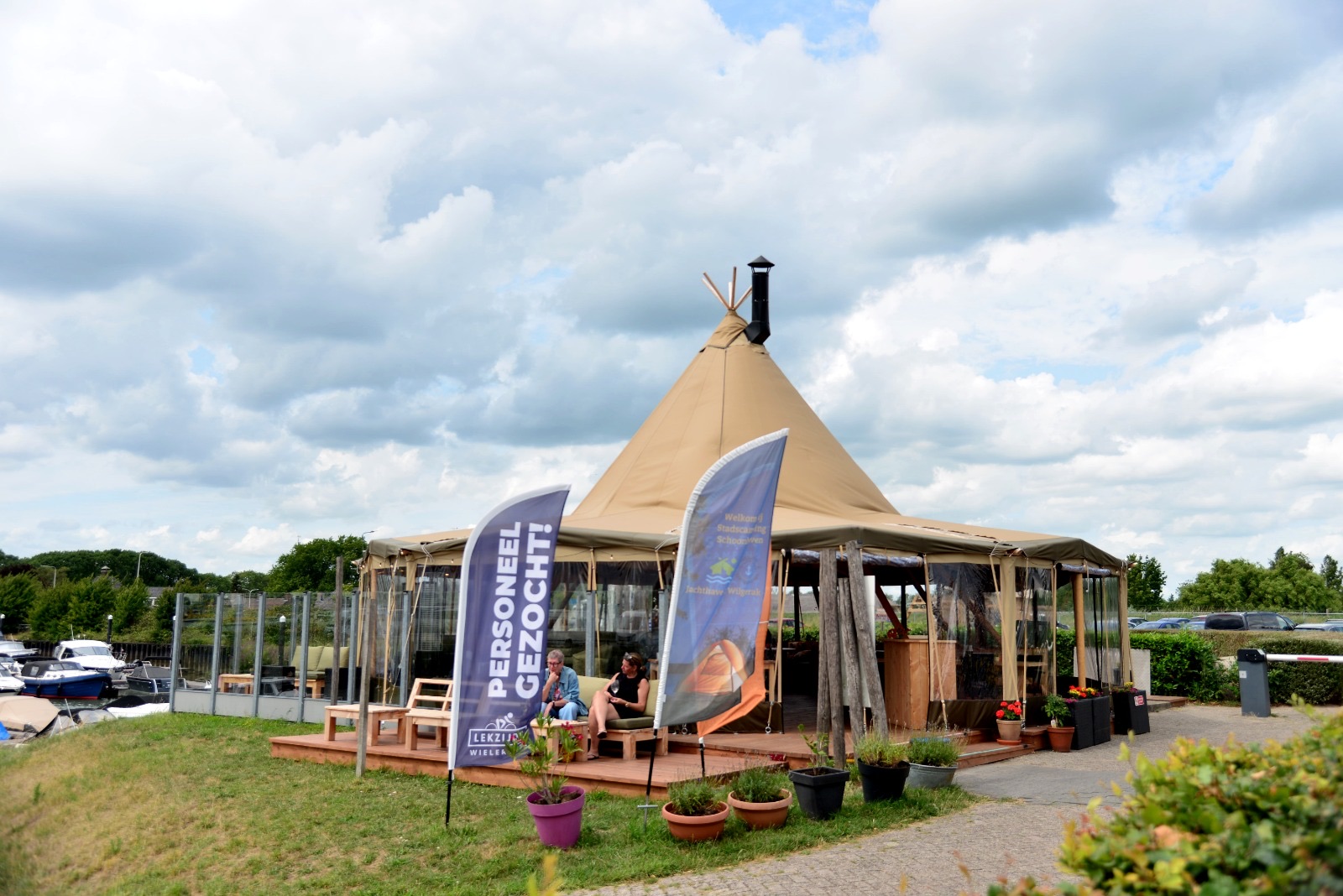 De TIPI-tent van Eetcafé Lekzijde aan de jachthaven